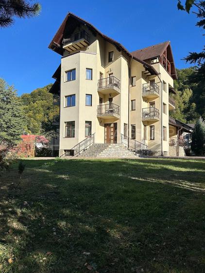 Casă cu 17 camere cu Teren 2000 Mp în Moieciu