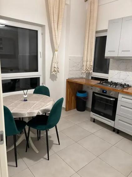 Apartament cu 3 camere semidecomandat, mobilat în Central