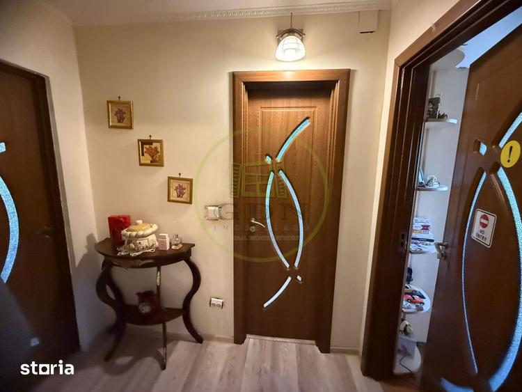 Apartament cu 3 camere semidecomandat în Craiovița Nouă