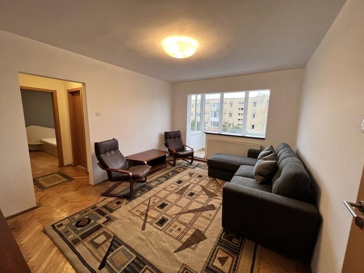Apartament cu 2 camere semidecomandat în Centrul Civic