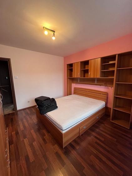 Apartament cu 3 camere semidecomandat în Nufărul