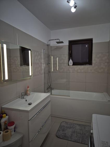 Apartament cu 2 camere decomandat în Roșu