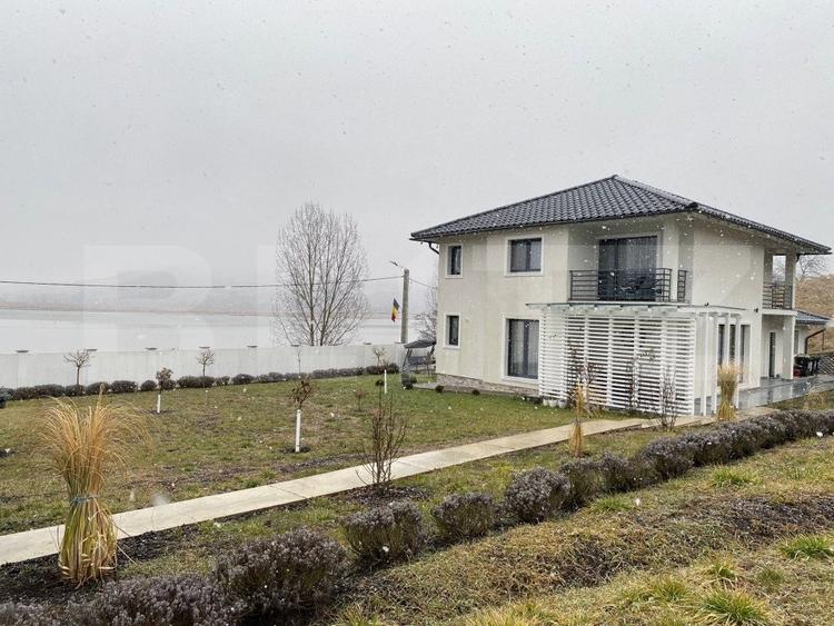 Casă cu Teren 3500 Mp în Cătina