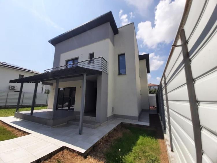 Casă individuală cu 6 camere cu Teren 400 Mp în Sud