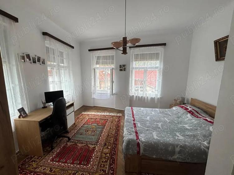 Casă cu 5 camere cu Teren 1600 Mp în Schei