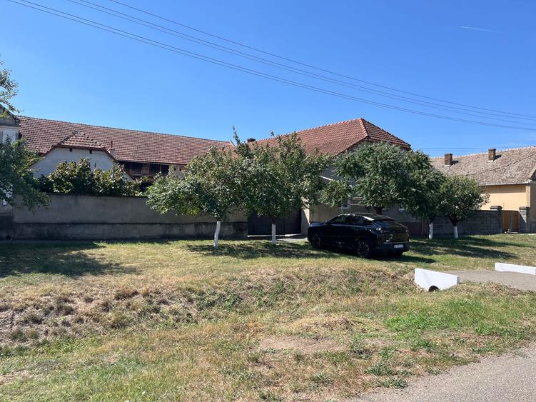 Casă cu 4 camere cu Teren 1500 Mp în Variaș