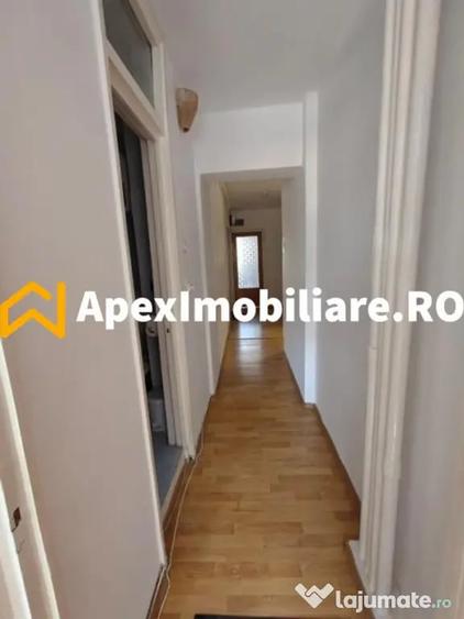 Apartament cu 3 camere semidecomandat în Universitate