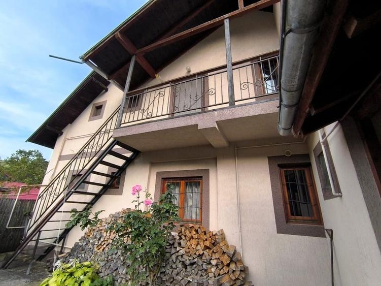 Casă individuală cu 8 camere cu Teren 1000 Mp în Moroeni
