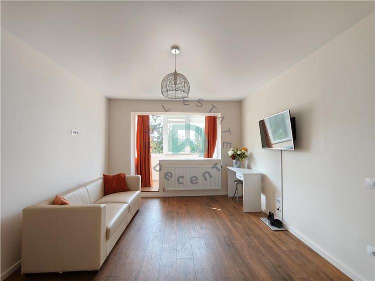 Apartament cu 3 camere semidecomandat, mobilat în Centrul Civic