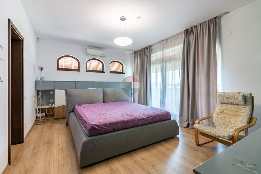 Casă individuală cu 5 camere cu Teren 591 Mp în Est