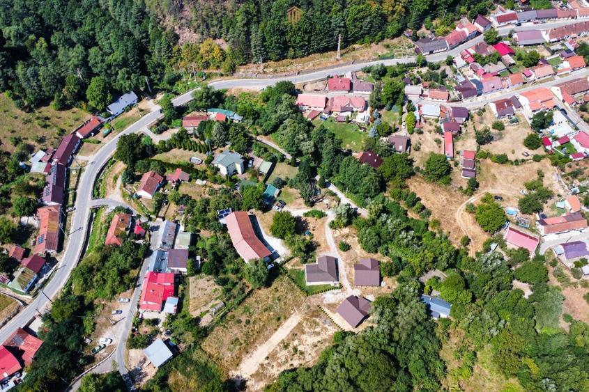 Casă individuală cu 4 camere cu Teren 4173 Mp în Văliug