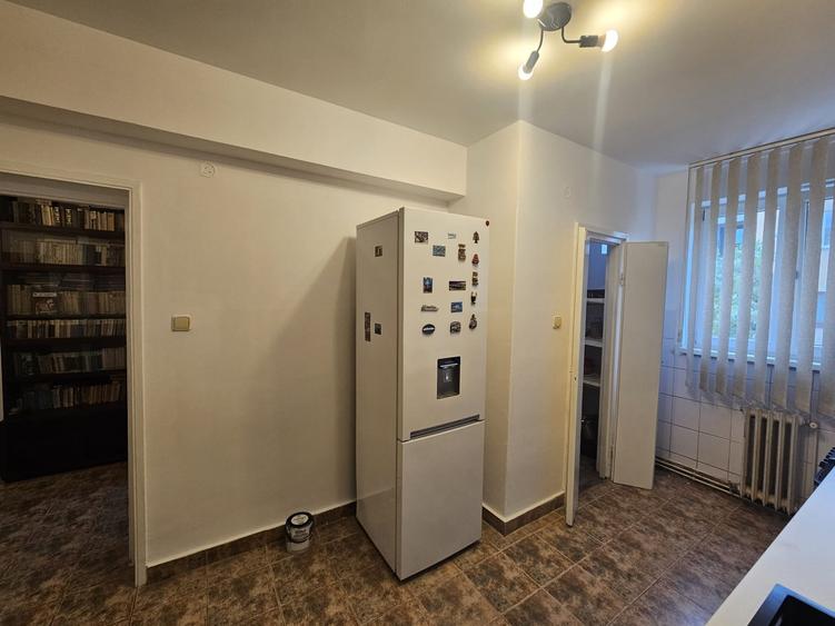 Apartament cu 3 camere decomandat, mobilat în Central
