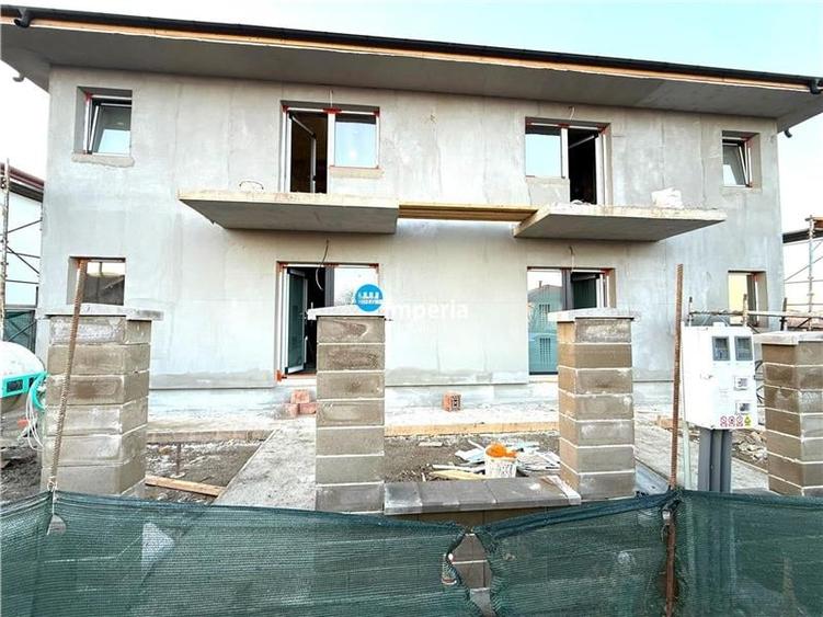 Duplex cu 4 camere cu Canalizare în Aeroport