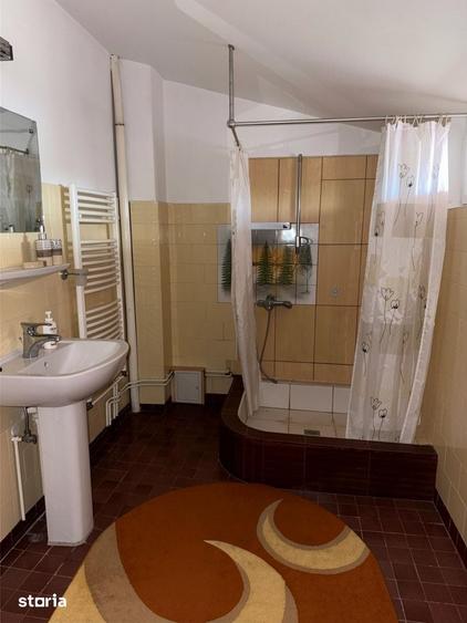 Casă cu 8 camere cu Teren 1300 Mp în Păulești