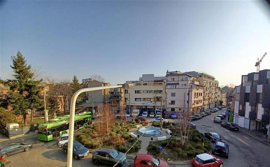 Apartament cu 3 camere decomandat, mobilat în Calea Victoriei