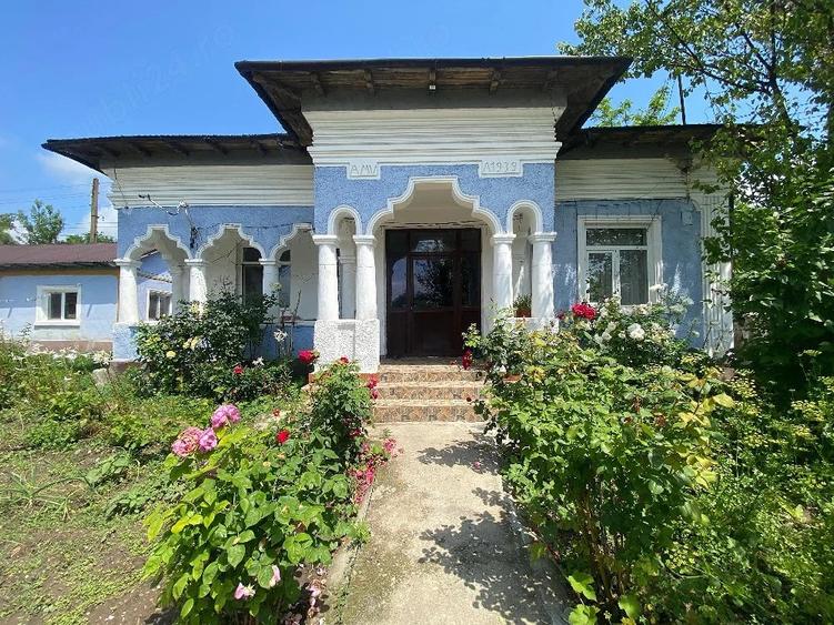 Casă cu 6 camere cu Teren 1300 Mp în Spătărei