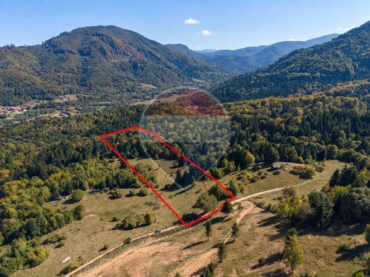 Teren de 9300 mp, în Glăjărie