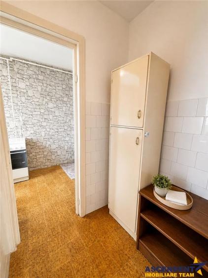 Apartament cu 3 camere decomandat în Cornișa