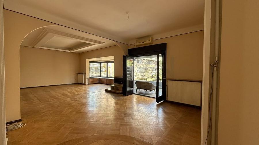 Apartament cu 5 camere decomandat în Victoriei