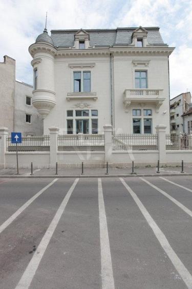 Casă individuală cu 27 camere cu Canalizare în Central