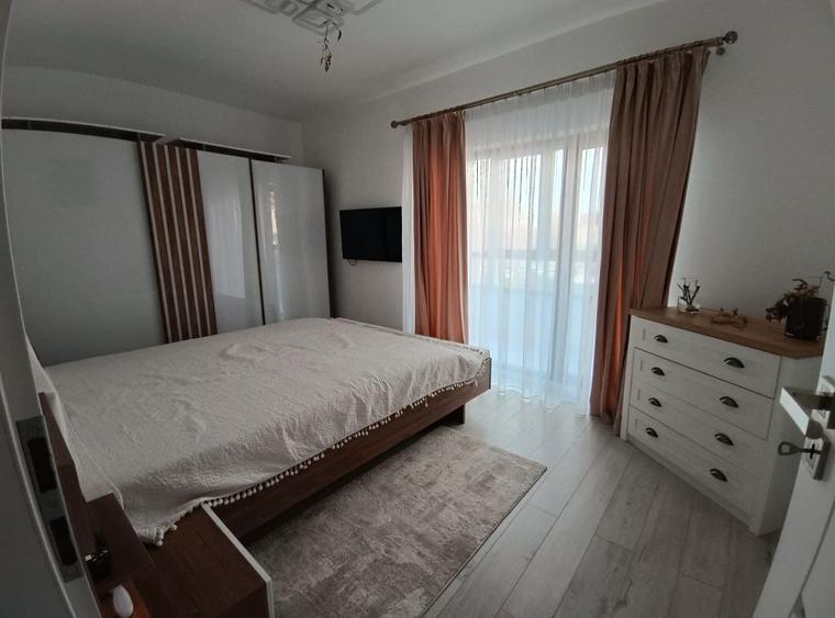 Apartament cu 3 camere decomandat în Cotu