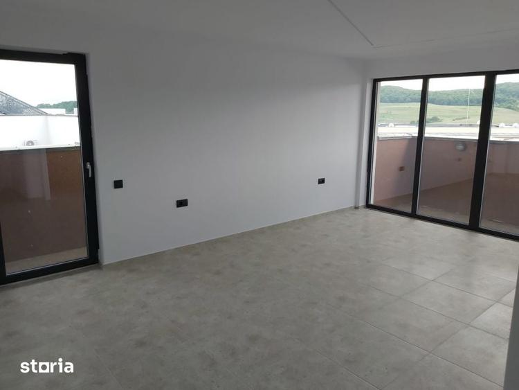 Apartament cu 4 camere semidecomandat în Dâmbul Rotund