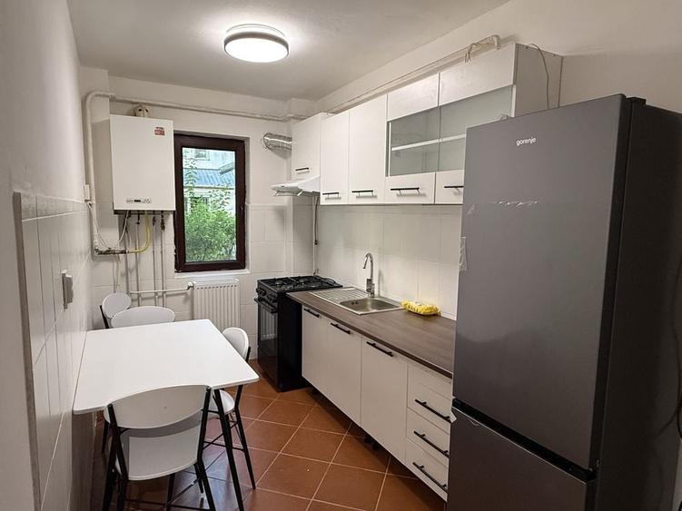 Apartament cu 3 camere semidecomandat în Alexandru cel Bun