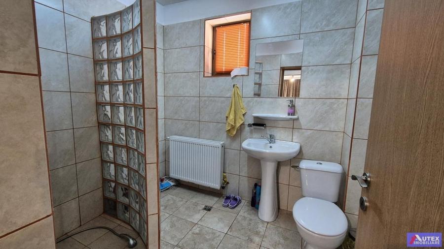 Casă cu 8 camere cu Canalizare în Central