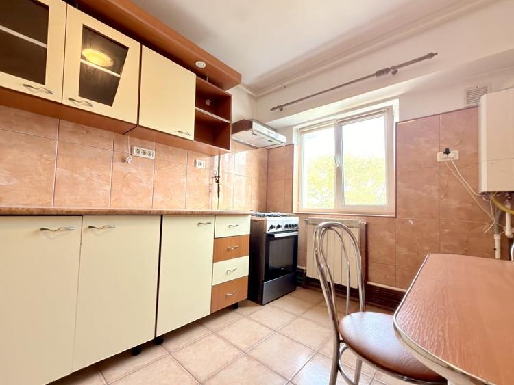 Apartament cu 3 camere decomandat, mobilat în Faleza Nord