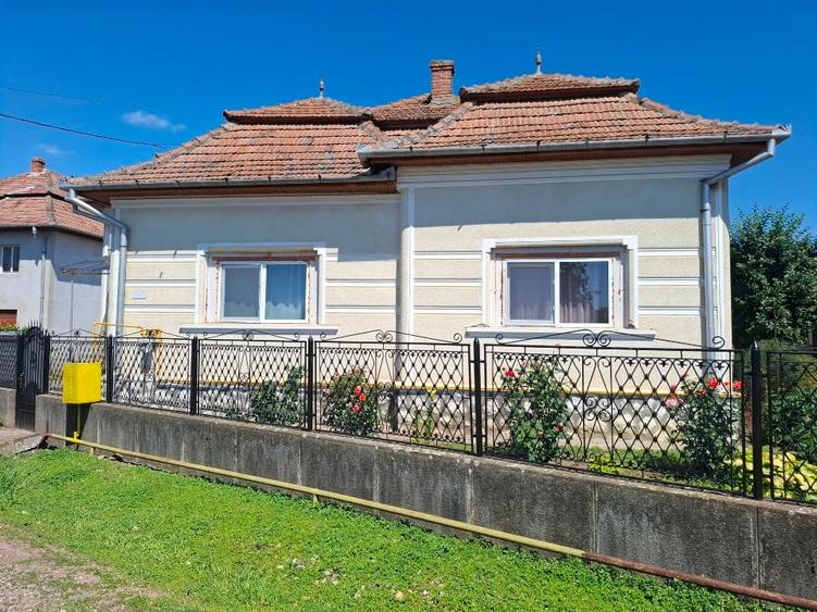 Casă individuală cu 3 camere cu Canalizare în Sâncrai