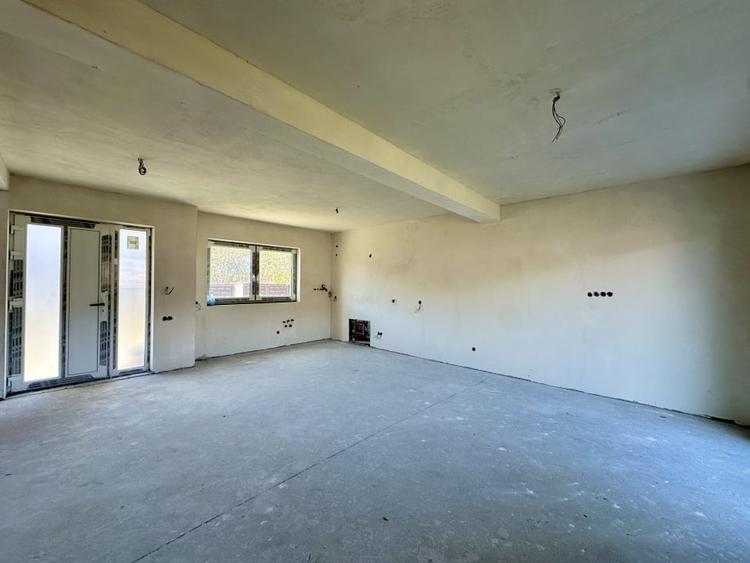 Casă individuală cu 4 camere cu Garaj în Luna de Sus