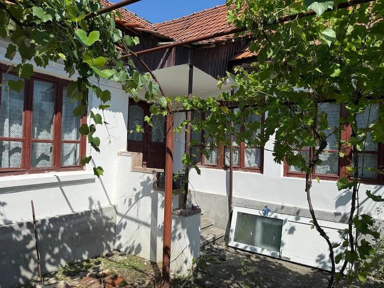 Casă cu 4 camere cu Teren 1900 Mp în Telești