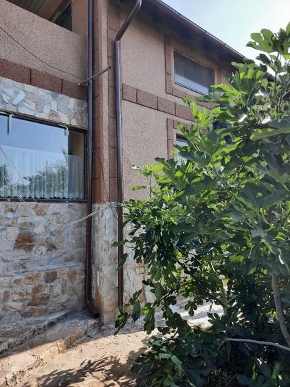 Casă individuală cu 9 camere cu Canalizare în Central