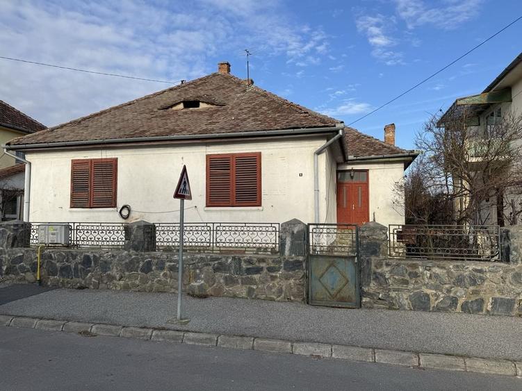 Casă cu 4 camere în Sub Arini