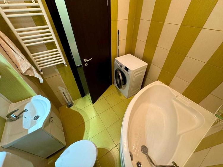 Garsonieră decomandată în Roșu