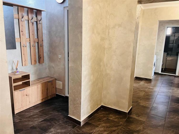 Apartament cu 3 camere decomandat, mobilat în Central