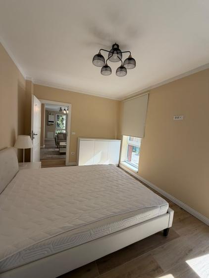 Apartament cu 3 camere semidecomandat, mobilat în Orașul Vechi