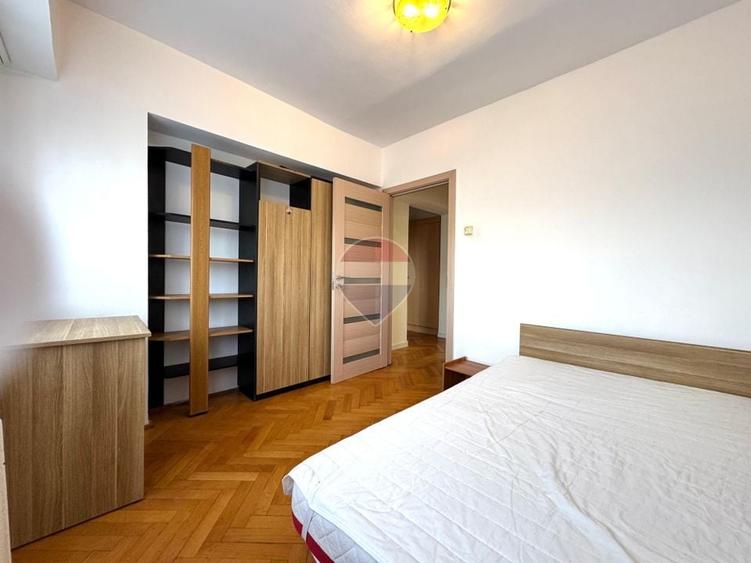 Apartament cu 4 camere decomandat, mobilat în Central
