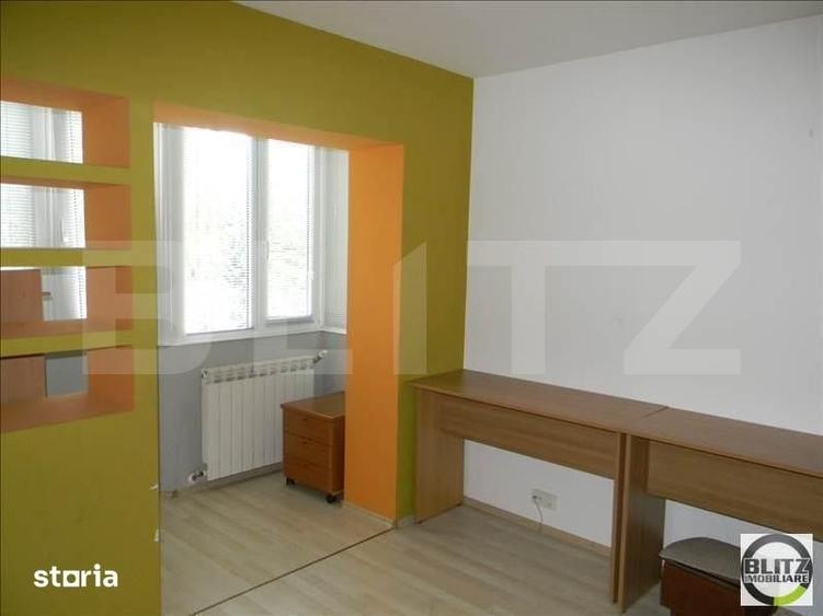 Apartament cu 3 camere semidecomandat în Plopilor