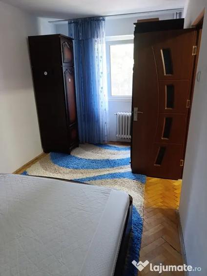 Apartament cu 3 camere semidecomandat în Alexandru cel Bun