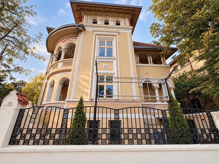 Casă individuală cu 15 camere cu Canalizare în Aviatorilor