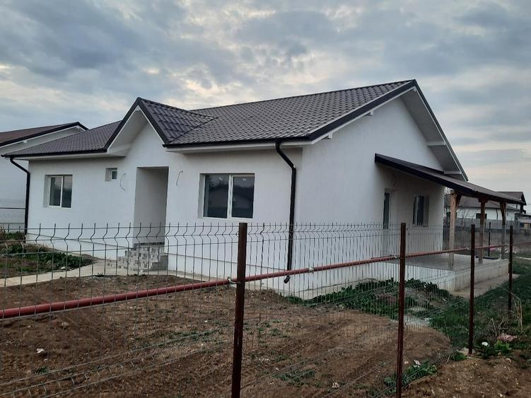 Casă individuală cu 4 camere cu Teren 490 Mp în Săbăreni