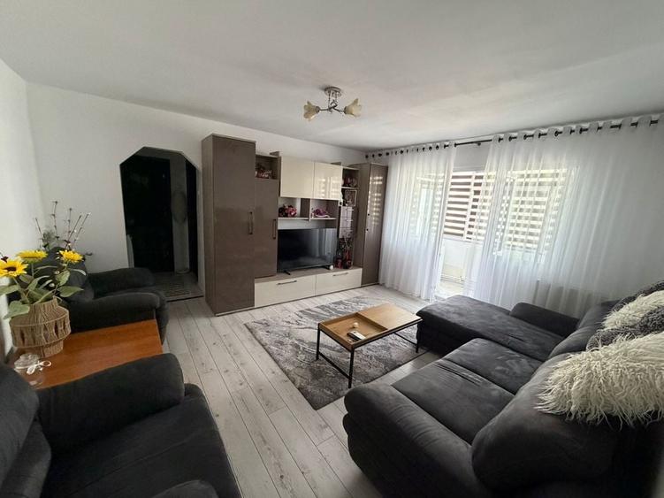 Apartament cu 3 camere decomandat în Berca