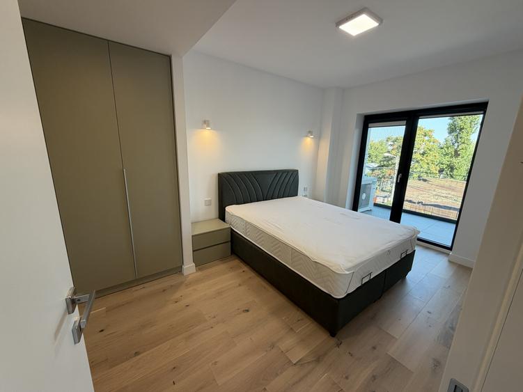 Apartament cu 3 camere semidecomandat în Străulești