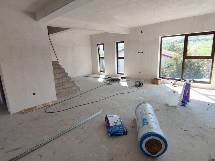 Duplex cu 4 camere cu Canalizare în Iris
