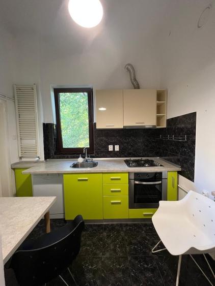 Apartament cu 4 camere decomandat în Primăverii