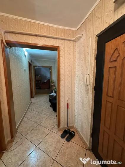Apartament cu 3 camere semidecomandat în Buzaului