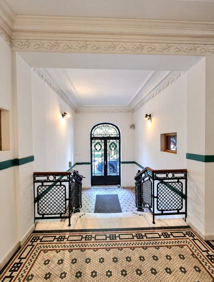 Apartament cu 6 camere decomandat în Universitate