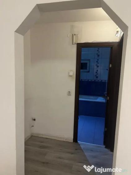 Apartament cu 2 camere semidecomandat în Craiovița Nouă