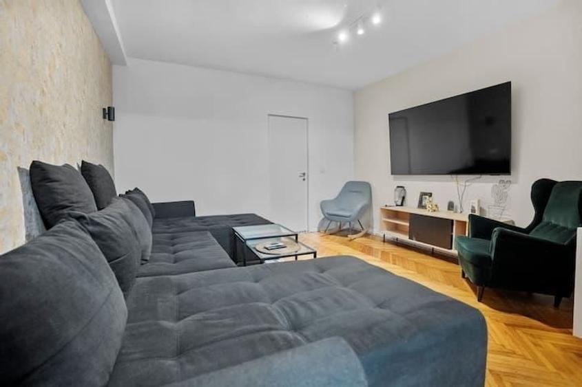 Apartament cu 6 camere decomandat, mobilat în Magheru